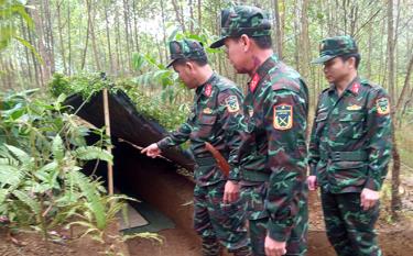 Cán bộ, chiến sĩ Ban Chỉ huy Quân sự thị xã Nghĩa Lộ tham gia diễn tập khu vực phòng thủ thị xã năm 2023. Trong ảnh: Đánh giá chất lượng hầm trú ẩn tại căn cứ chiến đấu giả định.