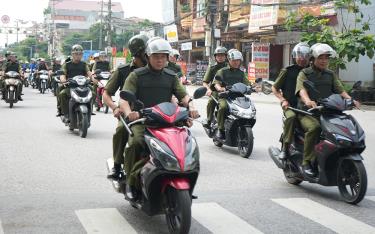 Lực lượng tham gia bảo vệ an ninh trật tự ở cơ sở của thị trấn Cổ Phúc diễu hành tại tuyến đường trung tâm huyện Trấn Yên.