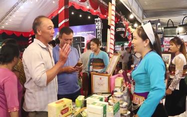 Người dân tham quan, mua sắm hàng Việt Nam tại các link vào dafabet chợ được tổ chức trên địa bàn thị xã Nghĩa Lộ.