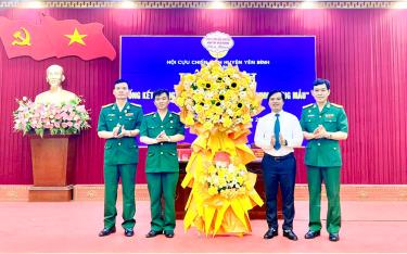 Đồng chí Nguyễn Lê Dũng- Phó Bí thư Thường trực Huyện ủy tặng hoa chúc mừng Hội Cựu chiến binh huyện Yên Bình.