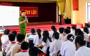 Cán bộ, chiến sĩ Đội Cảnh sát điều tra tội phạm về ma túy, Công an thành phố Yên Bái tuyên truyền về phòng, chống ma túy trong trường học tại xã Tuy Lộc.