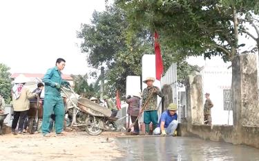 Các đồng chí lãnh đạo cấp ủy, chính quyền xã Thanh Lương, thị xã Nghĩa Lộ tham gia kiên cố hóa đường giao thông nông thôn cùng nhân dân.