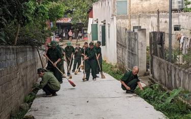 Chi hội Cựu chiến binh thôn Bản Viềng, xã Sơn A dọn vệ sinh tuyến đường tự quản.