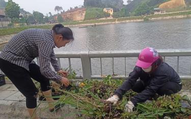 Hội viên phụ nữ phường Nam Cường, thành phố Yên Bái thực hiện vệ sinh khu vực hồ Nam Cường.