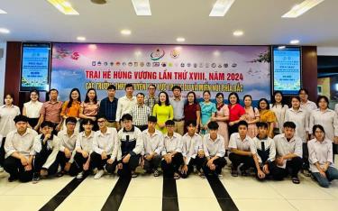 Thầy cô giáo và học sinh Trường THPT Chuyên Nguyễn Tất Thành tham gia Trại hè Hùng Vương 2024.