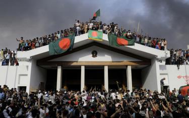Người biểu tình Bangladesh tràn vào phủ Thủ tướng ở thủ đô Dhaka ngày 5/8, sau khi bà Sheikh Hasina rời khỏi đất nước.