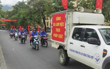 Các lực lượng, ngành chức năng huyện Lục Yên ra quân hưởng ứng Tháng cao điểm hưởng ứng Ngày pháp luật Việt Nam năm 2023.

