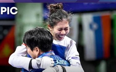 Võ sĩ Thái Lan Panipak Wongpattanakit chia vui khi thắng chung kết hạng 49kg đối kháng Taekwondo.