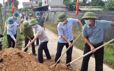 Cán bộ xã An Thịnh, huyện Văn Yên tham gia “Ngày cuối tuần cùng dân”.