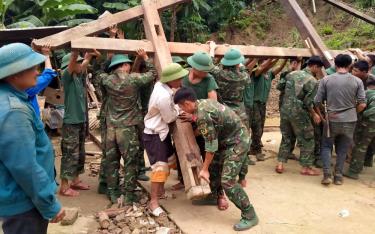 Lực lượng vũ trang huyện Mù Cang Chải tham gia giúp người dân dựng lại nhà mới sau ảnh hưởng của thiên tai
