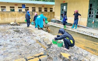 Các thầy cô giáo Trường Phổ thông Dân tộc bán trú TH&THCS Mồ Dề, huyện Mù Cang Chải dọn dẹp trường lớp chuẩn bị cho năm học mới.