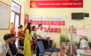 Lãnh đạo thành phố Yên Bái kiểm tra mô hình “Chính quyền thân thiện vì nhân dân phục vụ”.
