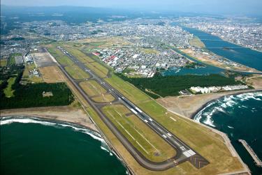 Sân bay Miyazaki ở thành phố Miyazaki, tây nam Nhật Bản, gần Rãnh Nankai Trough.