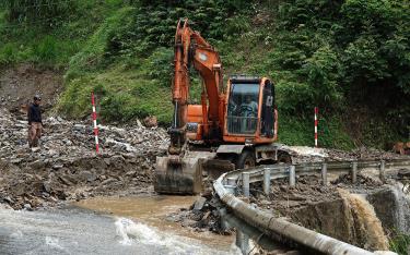 Ngành giao thông vận tải tỉnh huy động máy móc san gạt điểm sạt lở trên Quốc lộ 32, đoạn qua đèo Khau Phạ, huyện Mù Cang Chải.