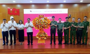 Lãnh đạo Phòng An ninh kinh tế, Công an tỉnh Yên Bái tặng hoa chúc mừng Ngày hội 