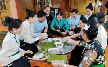 Các đồng chí lãnh đạo tỉnh, lãnh đạo thị xã Nghĩa Lộ tham gia gói bánh Xíp Xí cùng đồng bào trong ngày Tết Xíp Xí.