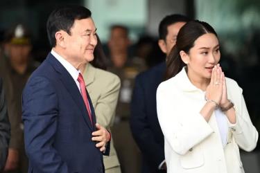 Ông Thaksin và con gái út Paetongtarn Shinawatra - người vừa trở thành nữ Thủ tướng đắc cử trẻ nhất lịch sử Thái Lan