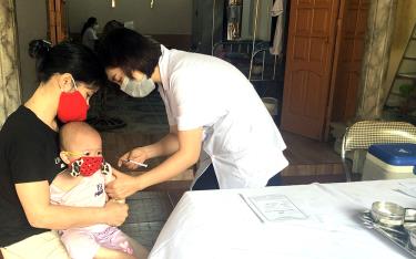 Cán bộ y tế phường Yên Ninh, thành phố Yên Bái triển khai tiêm chủng cho trẻ.