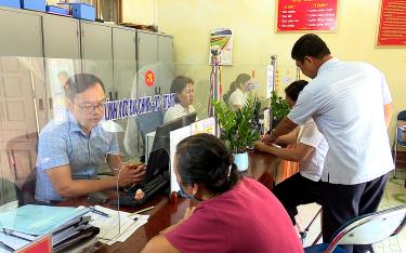 Bộ phận Phục vụ Hành link m88 mới công thị trấn Mậu A, Văn Yên giải quyết thủ TTHC cho người dân

