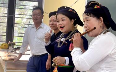 Nghệ nhân ưu tú Mai Thị Hồng Chắn (thứ 2, phải sdafabet dang nhapg) say sưa với điệu hát khắp Coọi của quê hương.