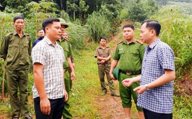 Phó Chủ tịch UBND huyện Văn Yên Lê Thành Hùng trao đổi với lãnh đạo địa phương và lực lượng tìm kiếm cháu bé.