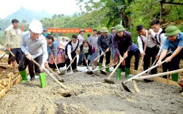 Đồng chí Bí thư Tỉnh ủy Đỗ Đức Duy cùng các đồng chí lãnh đạo tỉnh và huyện Văn Yên tham gia đổ bê tông tuyến đường liên thôn tại thôn Trung Tâm, xã Nà Hẩu.