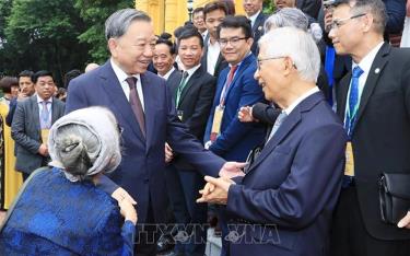 Tổng Bí thư, Chủ tịch nước Tô Lâm với các kiều bào tiêu biểu về dự Hội nghị người Việt Nam ở nước ngoài toàn thế giới lần thứ IV và Diễn đàn Tri thức và chuyên gia Việt Nam ở nước ngoài