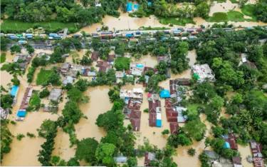 Nhiều khu vực rộng lớn tại Bangladesh đang bị nhấn chìm bởi nước lũ.