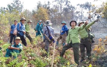 Lực lượng kiểm lâm huyện Mù Cang Chải tham gia chữa cháy rừng.