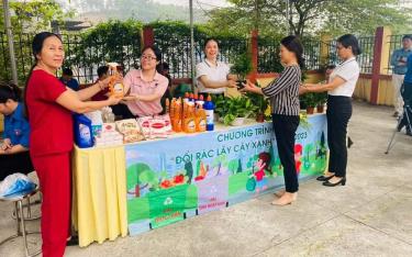 Nhân dân phường Minh Tân, thành phố Yên Bái tham gia Phong trào “Toàn dân đoàn kết xây dựng đời sống văn hóa ở khu dân cư” thông qua các hoạt động bảo vệ môi trường, tích cực sống xanh.