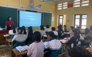 Một giờ học của cô và trò Trường Phổ thông Dân tộc bán trú TH&THCS Mồ Dề, huyện Mù Cang Chải ứng dụng công nghệ thông tin.