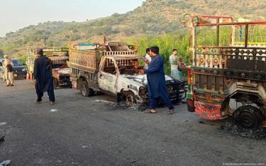 Xe cộ bị các tay súng phiến quân phóng hỏa trong vụ tấn công ở Balochistan.