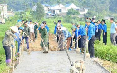 Thanh niên Yên Bình cùng nhân dân tham gia làm đường giao thông nông thôn, góp phần xây dựng nông thôn mới tại địa phương.