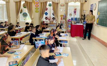 Trường TH&THCS xã Tân Nguyên dạy tiếng Việt cho trẻ em là người DTTS trước khi vào lớp 1, chuẩn bị tâm thế sẵn sàng cho trẻ đón năm download tải m88 vin mới.