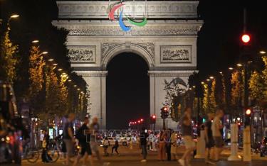 Biểu tượng Paralympic được trang trí trên Khải Hoàn Môn ở Paris, Pháp ngày 27/8/2024.