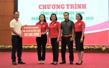 Đại diện Quỹ Thiện tâm - Tập đoàn Vingroup trao biểu trưng hỗ trợ cho Hội Chữ thập đỏ tỉnh Yên Bái và Hội Chữ thập đỏ thành phố Yên Bái.