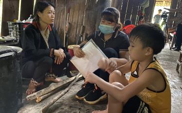 Cô giáo Trường Tiểu m88 mới nhất hôm này & THCS Xuân Tầm, huyện Văn Yên đến tận nhà tuyên truyền, vận động khi m88 mới nhất hôm này sinh thôi hưởng chế độ vùng III. 
