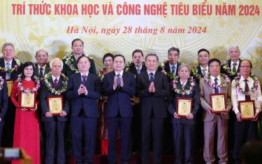 Tiến sĩ Nguyễn Văn Quang - Chủ tịch Hội Khoa học lịch sử tỉnh Yên Bái (người thứ 3 hàng đầu, từ phải sang) nhận bằng khen tại Lễ tôn vinh.