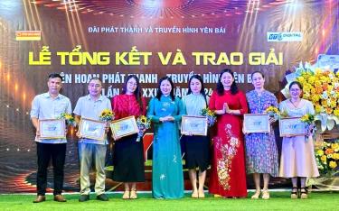 Đồng chí Vũ Thị Hiền Hạnh - Phó Chủ tịch UBND tỉnh trao giải Nhất cho các tác giả, nhóm tác giả.