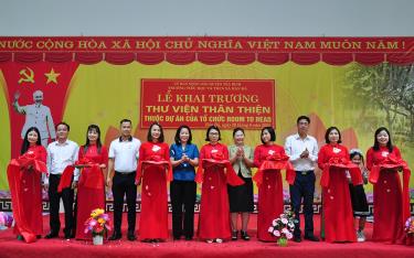 Các đại biểu cùng cán bộ, dafabet dang nhap viên học sinh nhà trường cắt băng khai trương thư viện.