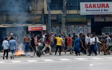 Một nhóm cầm gậy gộc trong cuộc biểu tình ngày 4/8 để đòi Thủ tướng Bangladesh Sheikh Hasina từ chức.