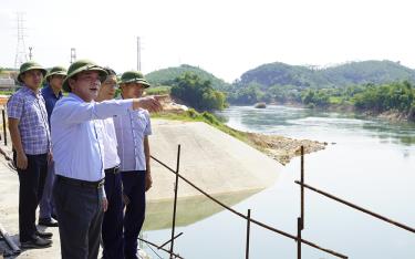 Phó Chủ tịch UBND huyện Yên Bình Lã Tuấn Hưng kiểm tra việc xả lũ của Công ty Cổ phần Thủy điện Thác Bà và công tác ứng phó của các xã thị trấn khu vực hạ du