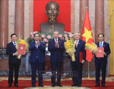 Tổng Bí thư, Chủ tịch nước Tô Lâm trao Quyết định bổ nhiệm, Thủ tướng Phạm Minh Chính tặng hoa chúc mừng các Phó Thủ tướng Nguyễn Hòa Bình, Bùi Thanh Sơn và Hồ Đức Phớc.