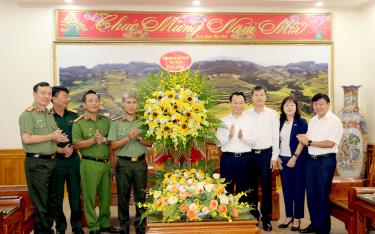 Bí thư Tỉnh ủy Đỗ Đức Duy cùng các đồng chí lãnh đạo tỉnh tặng hoa chúc mừng cán bộ, chiến sĩ Công an tỉnh nhân kỷ niệm 79 năm Ngày truyền thống lực lượng công an nhân dân