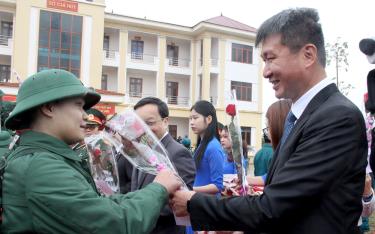 Chủ tịch UBND tỉnh Trần Huy Tuấn tặng hoa, động viên tân binh lên đường thực hiện nhiệm vụ nghĩa vụ quân sự.