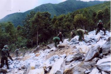 CBCS  Bộ CHQS tỉnh phá đá mở đường về bản Làng Giàng.