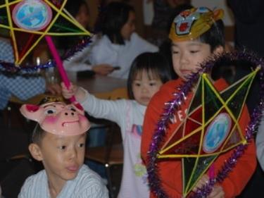 Các cháu Việt kiều tại Thụy Sỹ vui Tết Trung thu.