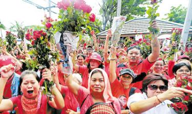 Người biểu tình áo đỏ tụ tập tại trung tâm Bangkok.
