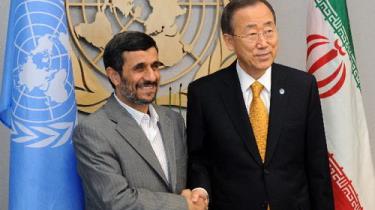 Ông Mahmoud Ahmadinejad và tổng thư ký Ban Ki-moon hôm 19-9 tại New York.