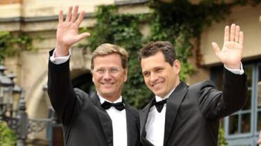 Ngoại trưởng Đức Guido Westerwelle (bên trái) cùng bạn đời Michael Mronz  (bên phải).